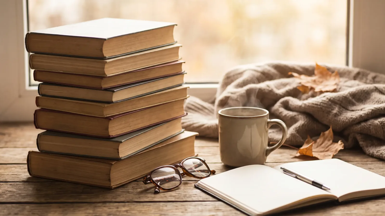 Pile de romans, café et carnet pour choisir les livres du club